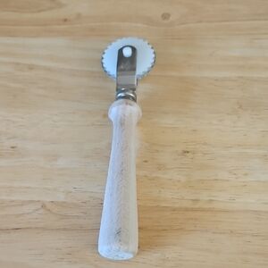 Wooden Handle Pastry Wheel Pasta Crimper NEW